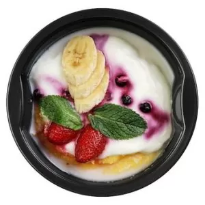 Десерт миланский из поленты с йогуртом и ягодами