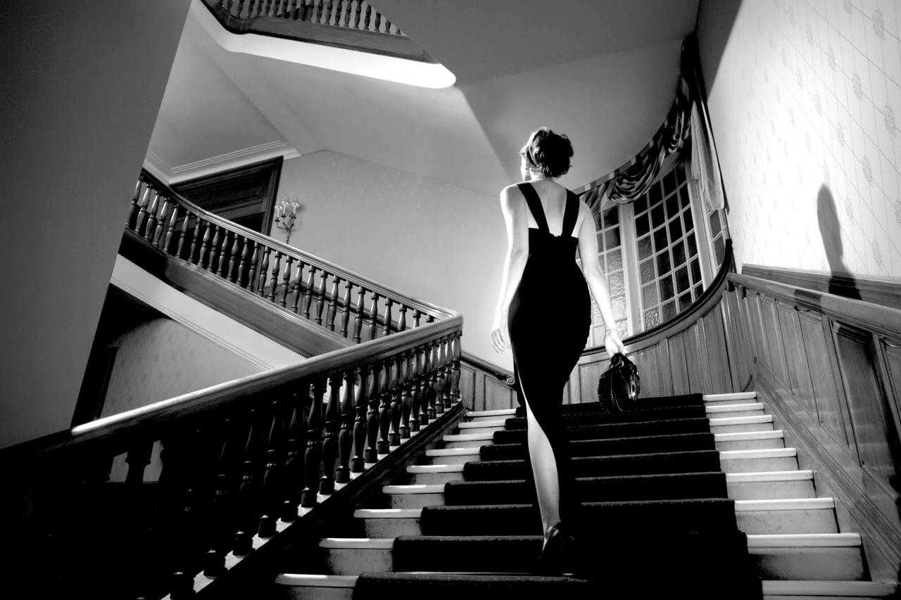 Лестница девушка вечернее платье