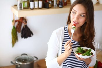 Советы похудеть девушка ест салат