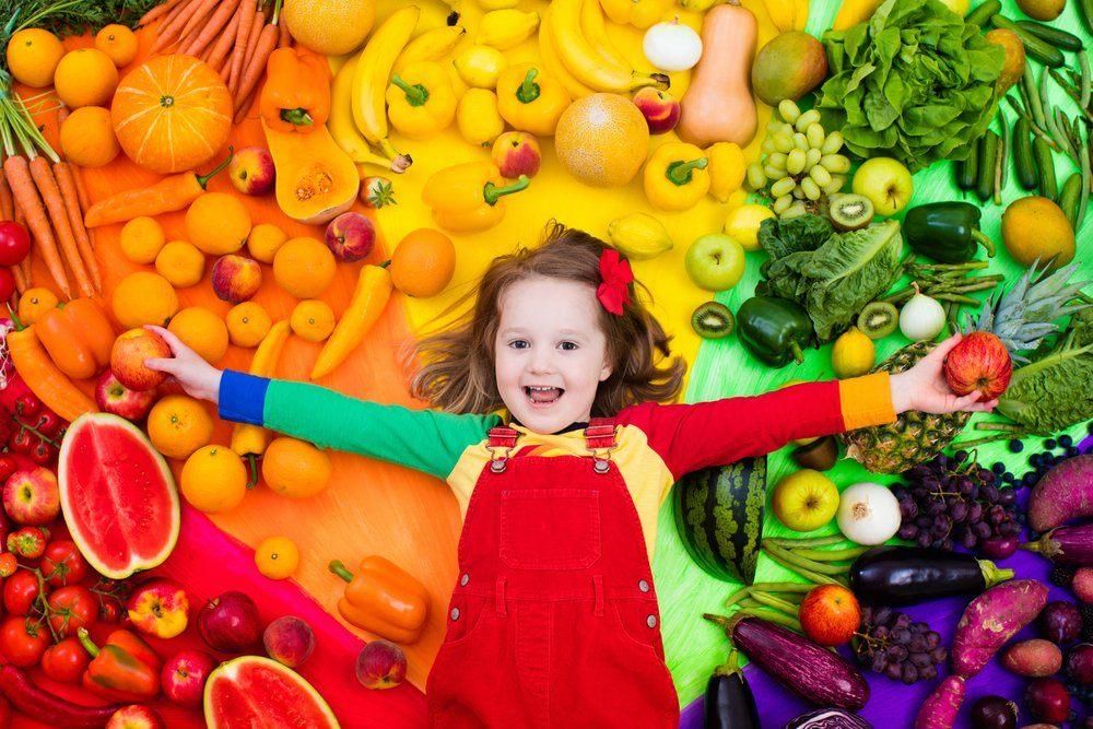 Ребенок овощи фрукты цветные ярко красиво радуга