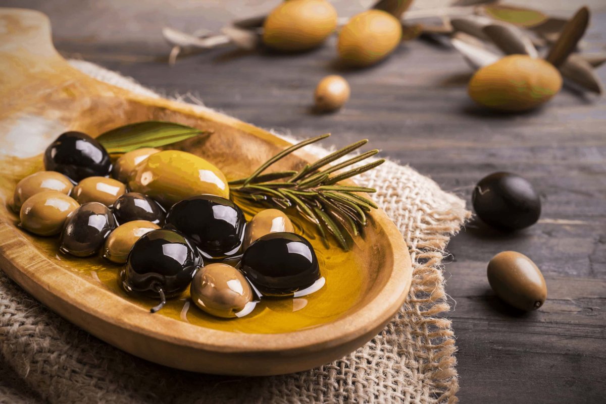 оливки маслины на столе в тарелке