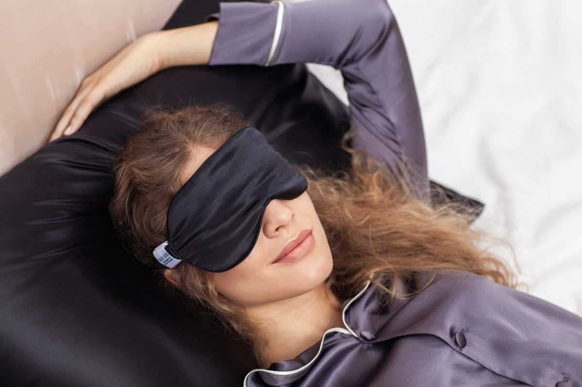 Сон девушка в маске