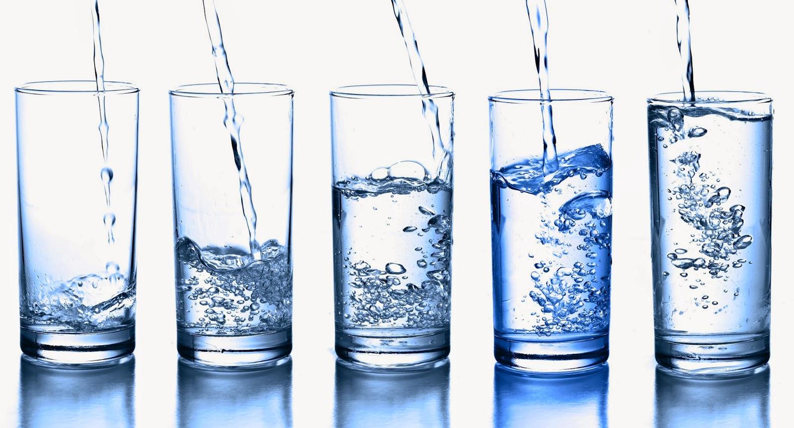 Вода разная стаканы